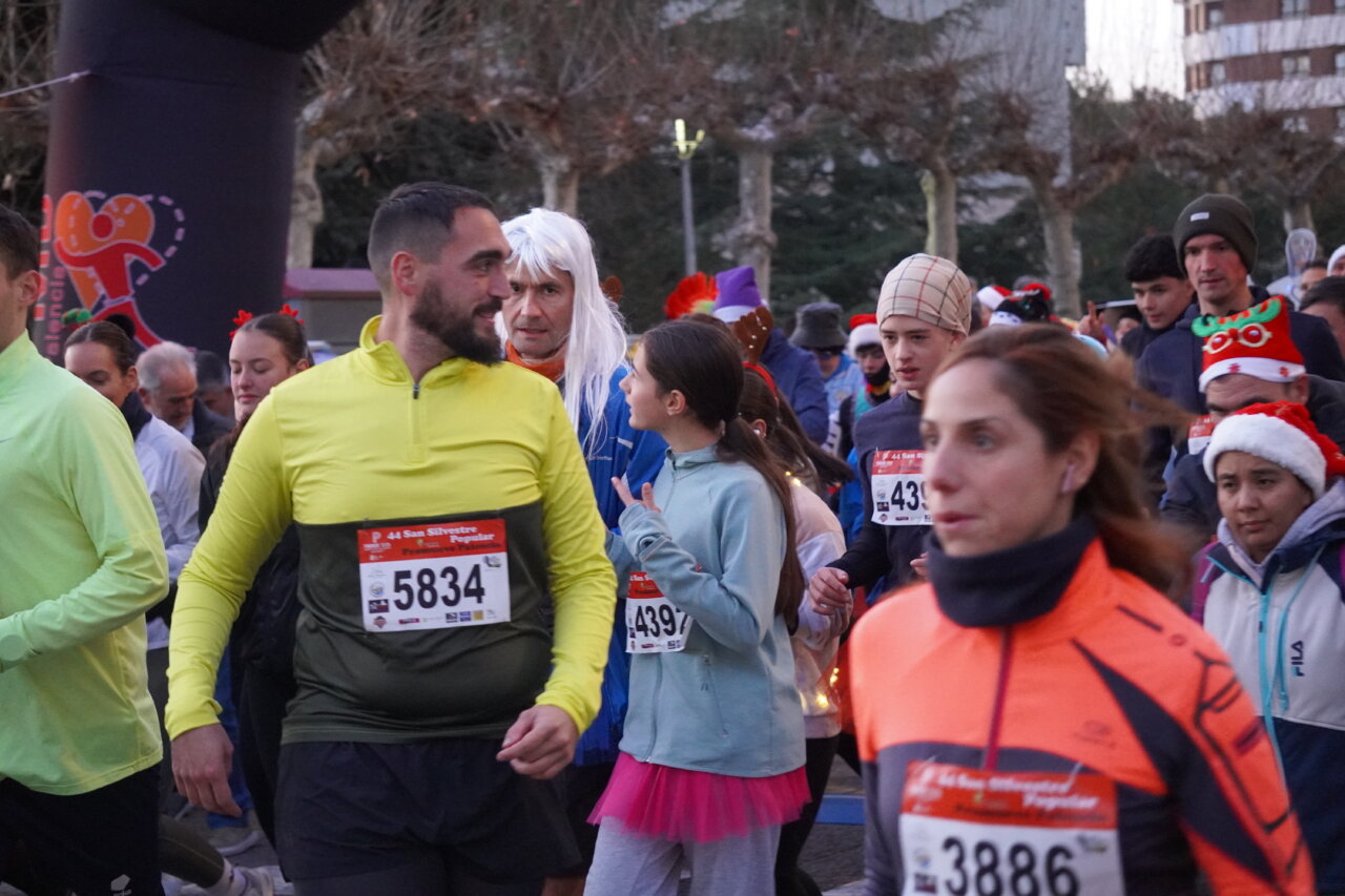 Corredores participando en la San Silvestre 2025 en Palencia