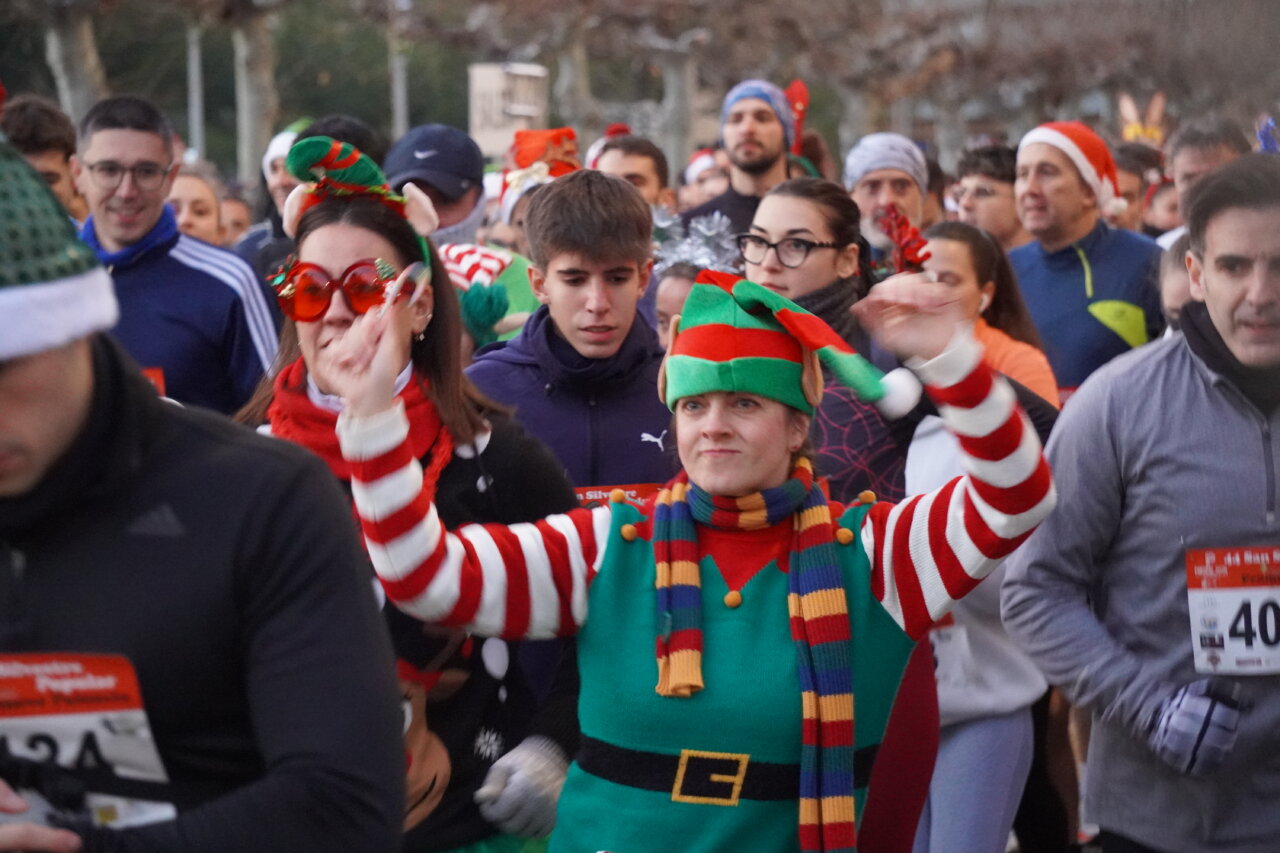 Corredores disfrazados en la San Silvestre 2025 en Palencia