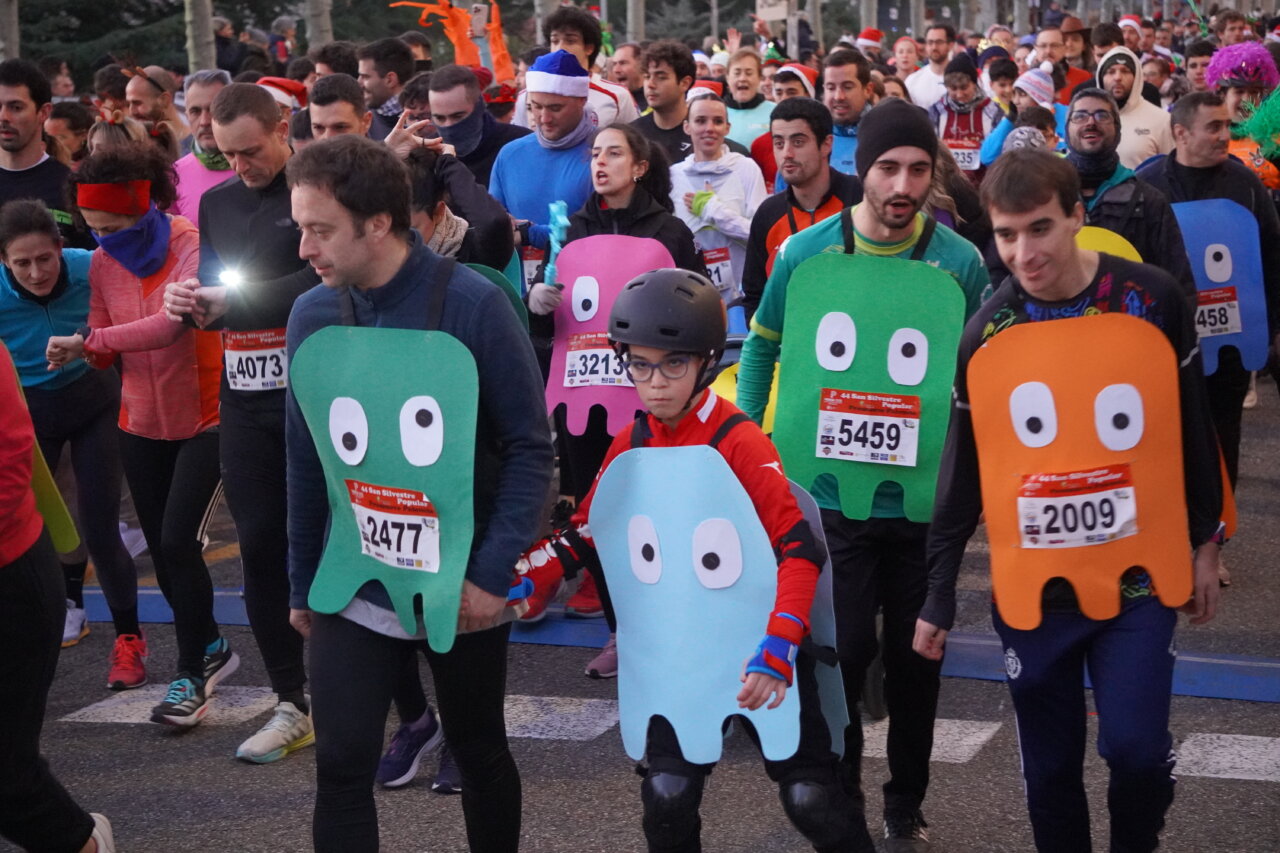Corredores disfrazados en la San Silvestre 2025 en Palencia