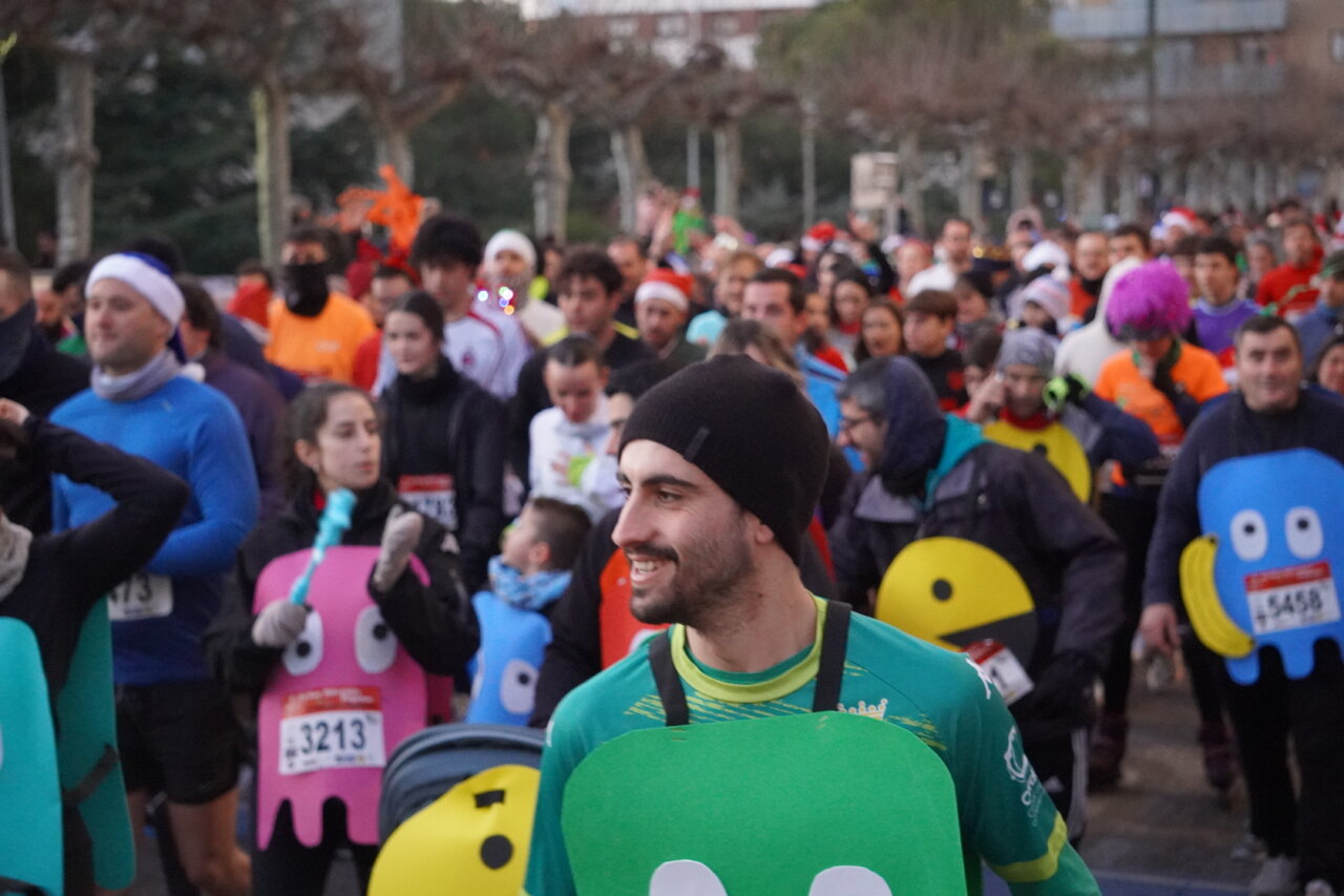 Corredores en la San Silvestre 2025 en Palencia, ambiente festivo