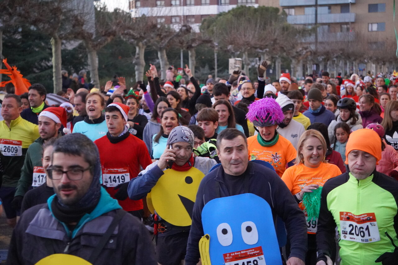 Corredores disfrazados en la San Silvestre 2025 en Palencia
