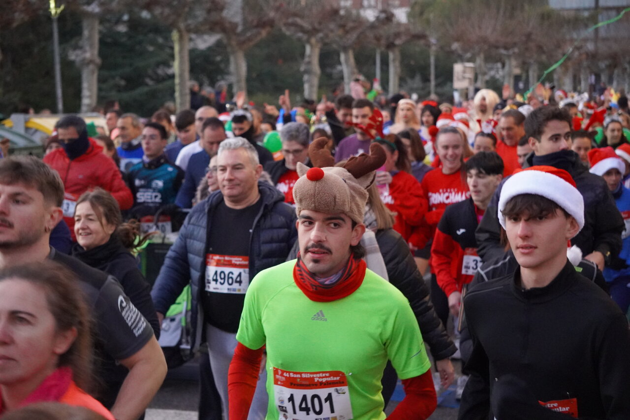 Corredores en la San Silvestre 2025 en Palencia con disfraces festivos.