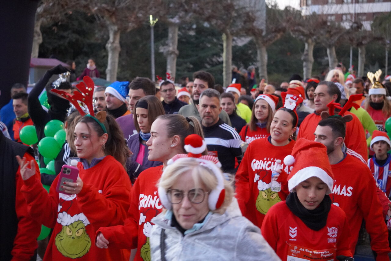 Participantes de la San Silvestre 2025 en Palencia con ropa navideña