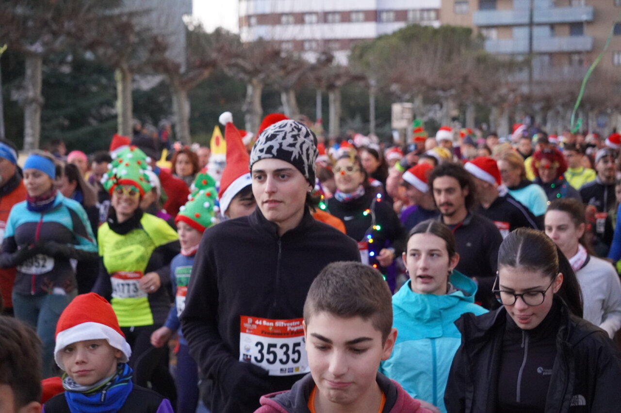 Participantes de la San Silvestre 2025 en Palencia con gorros navideños