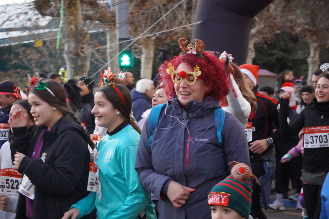 Corredores con gorros navideños en la San Silvestre 2025 en Palencia