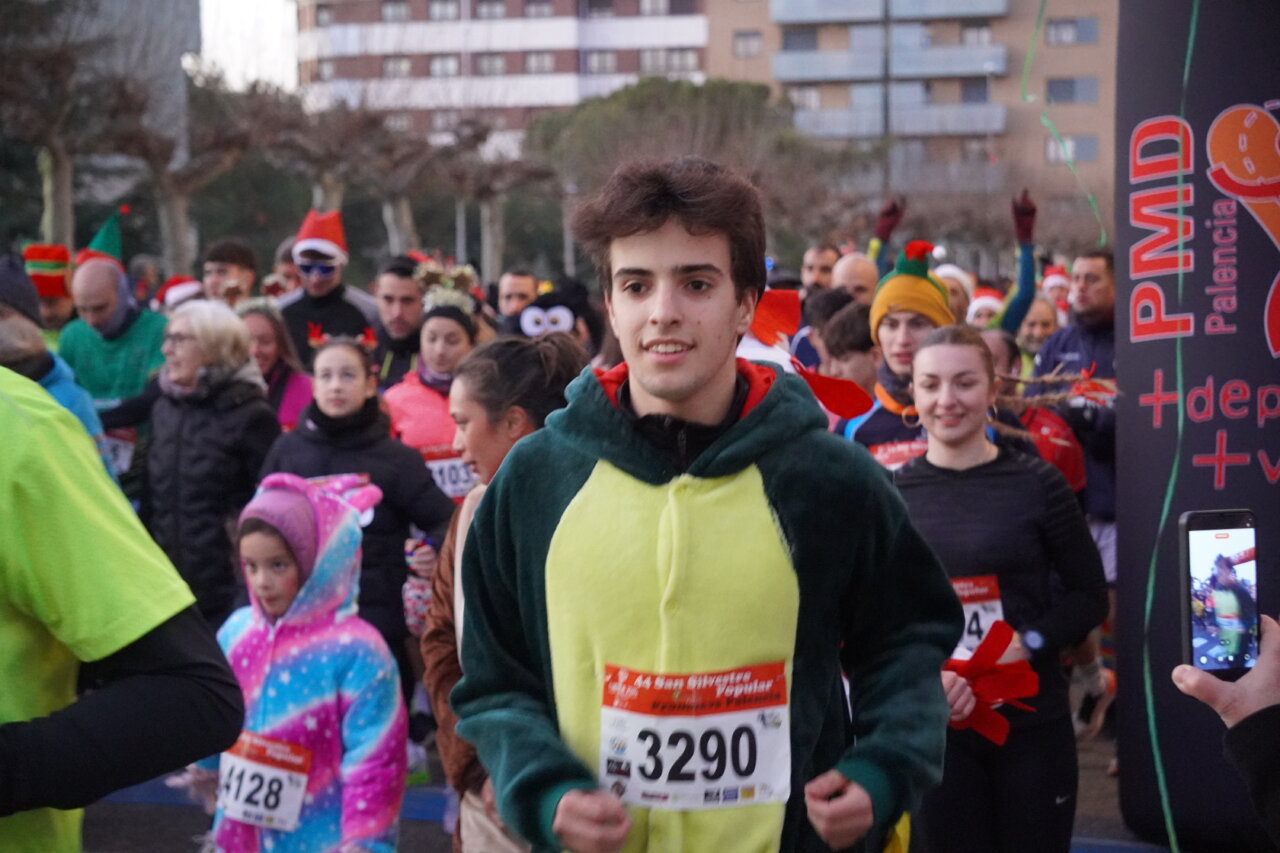 Corredores en la San Silvestre 2025 en Palencia, con disfraces y ambiente festivo.