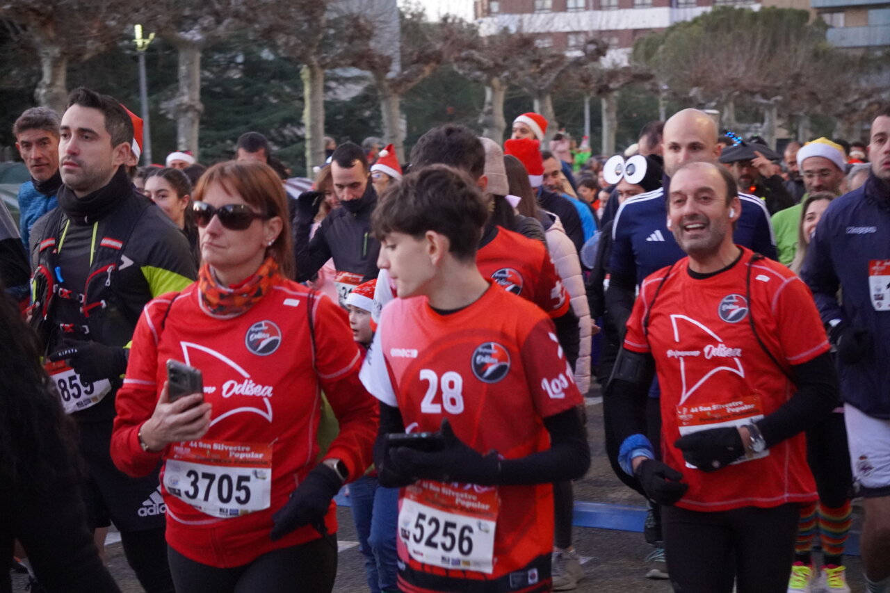Corredores en la San Silvestre 2025 en Palencia con camisetas rojas
