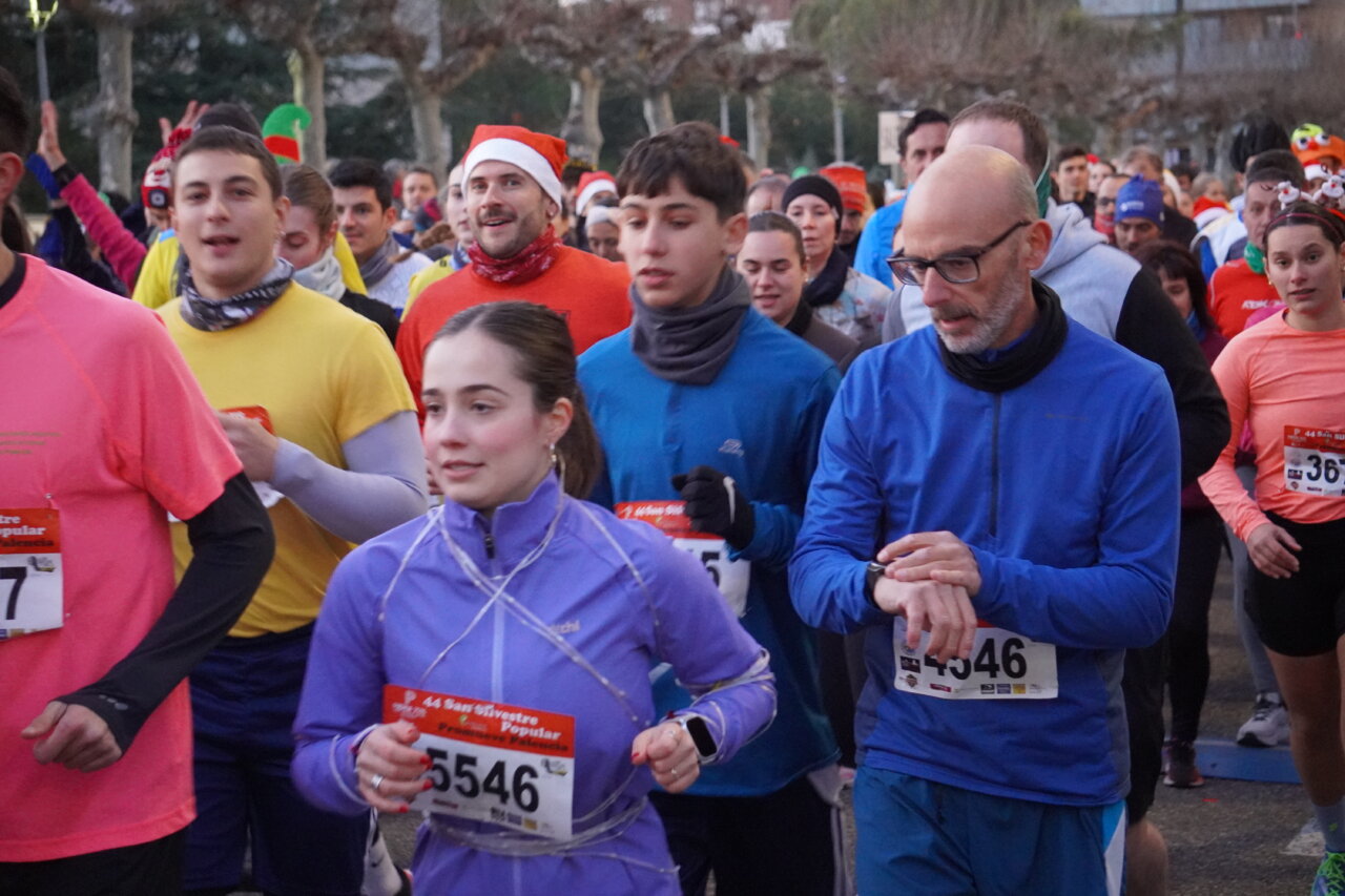 Corredores participando en la San Silvestre 2025 en Palencia
