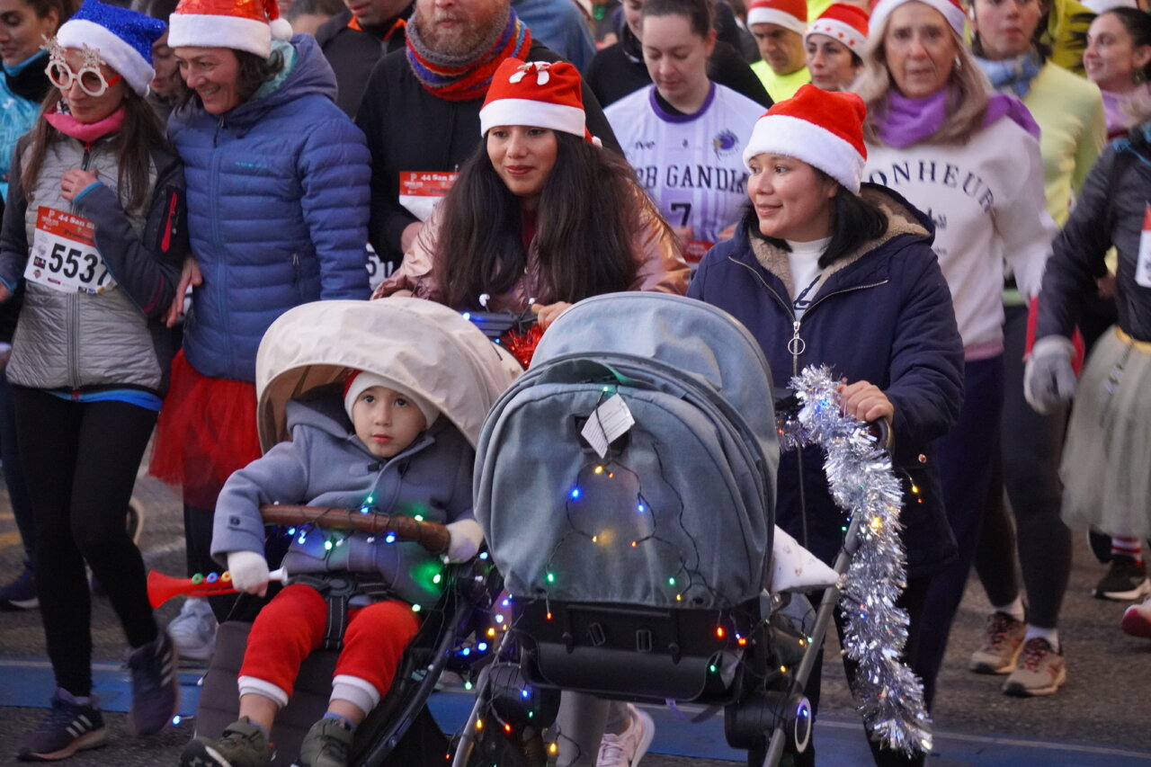 Participantes de la San Silvestre 2025 en Palencia con gorros navideños