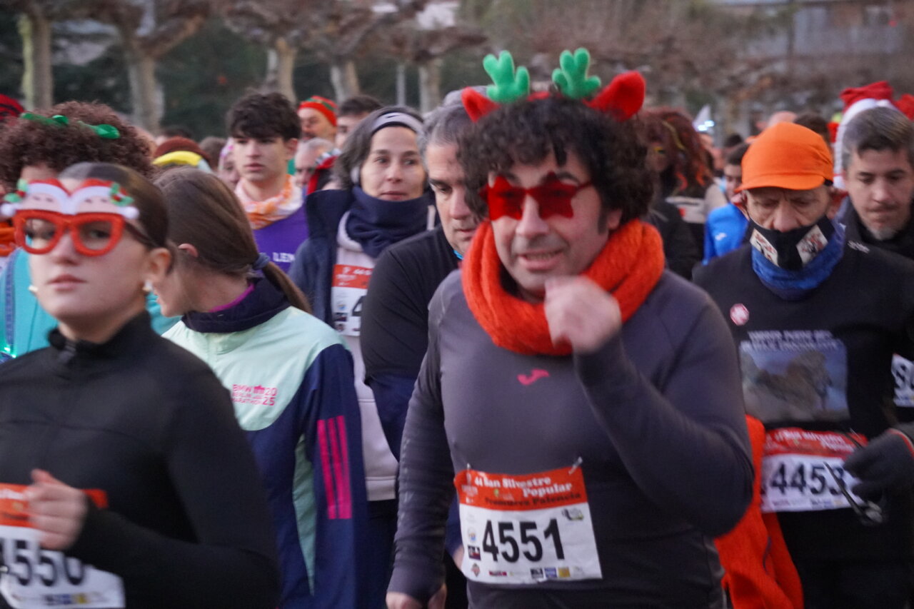 Corredores en la San Silvestre 2025 con disfraces festivos en Palencia