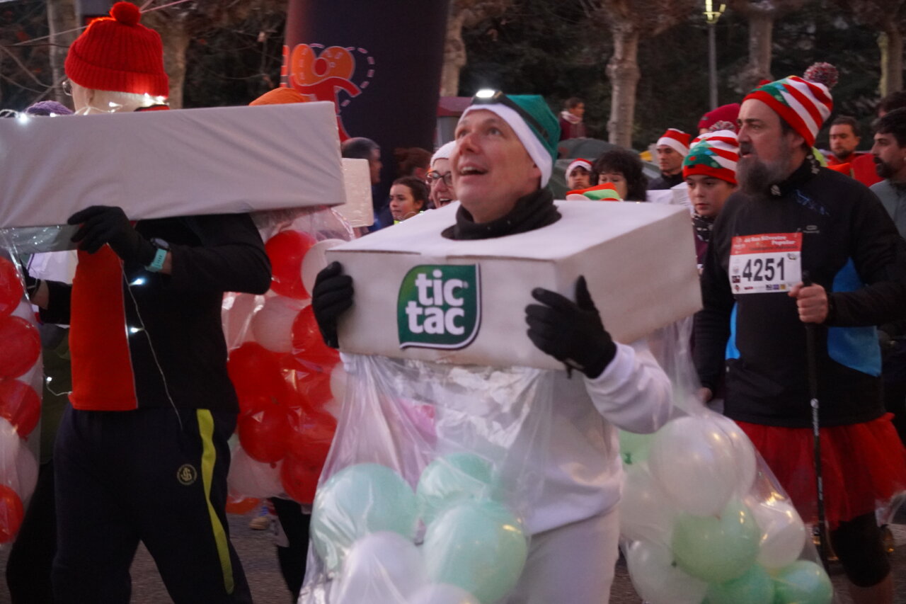 Corredores disfrazados en la San Silvestre 2025 en Palencia