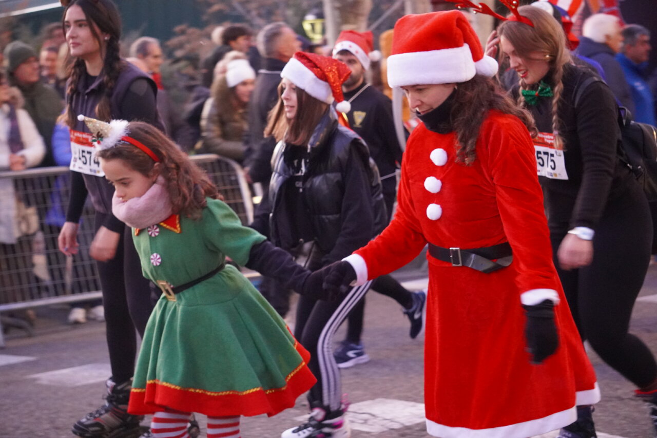 Participantes de la San Silvestre 2025 con disfraces navideños en Palencia