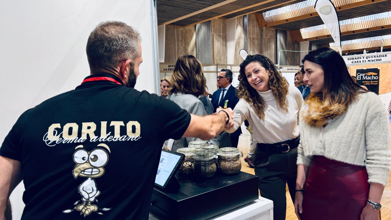 Interacción en feria gastronómica de Palencia con productos locales.