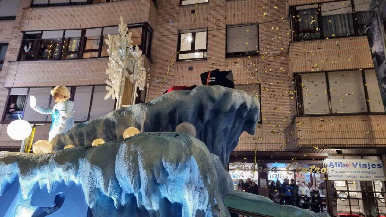 Personaje de cuento en un desfile navideño en Palencia