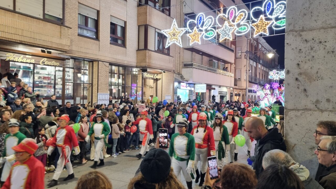 Desfile navideño en Palencia con participantes y multitudes