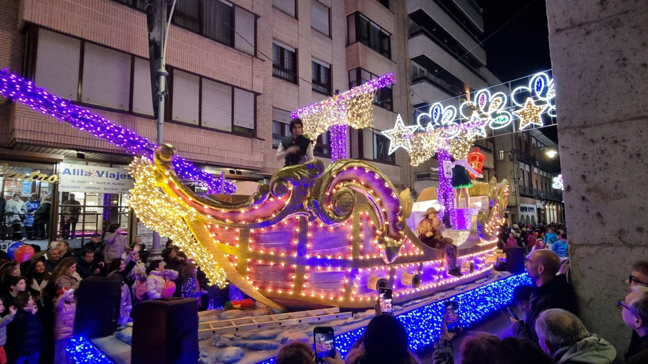 Carroza iluminada en la cabalgata de Navidad en Palencia.
