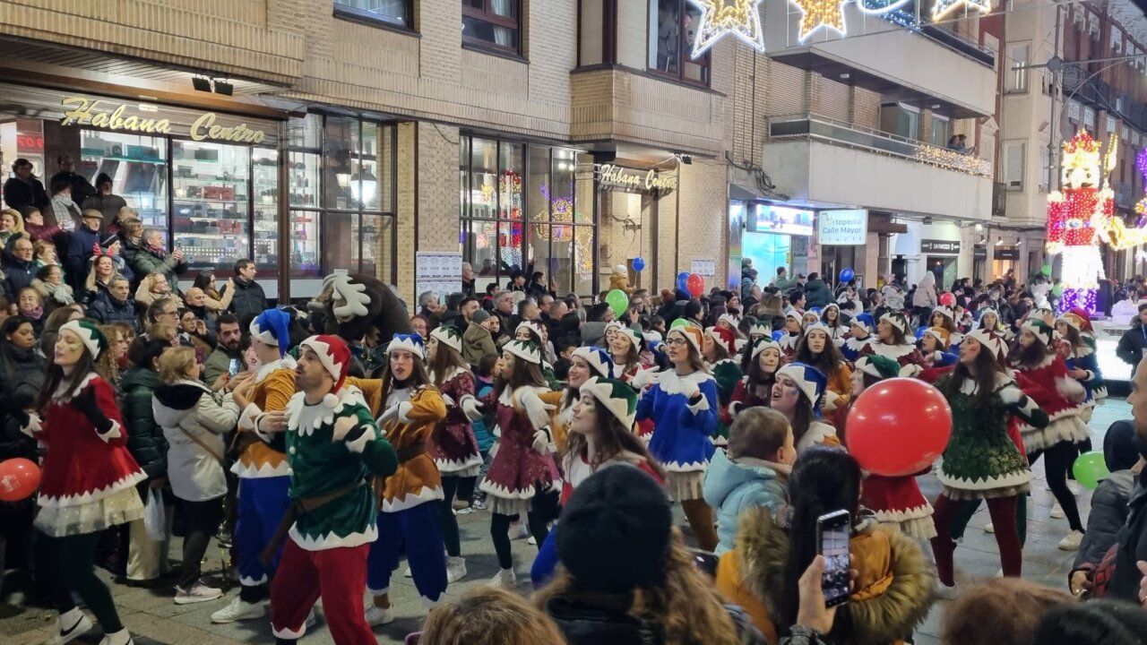 Grupo de personas disfrazadas en un desfile navideño en Palencia