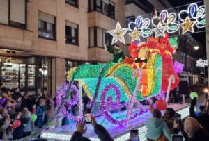 Carroza iluminada con Santa Claus en la cabalgata de Navidad
