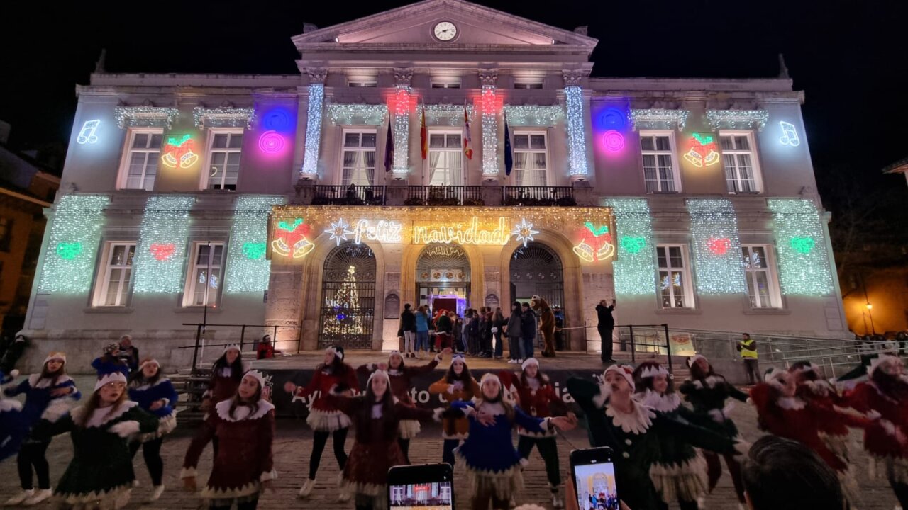 Espectáculo navideño en la plaza con luces y bailarines.