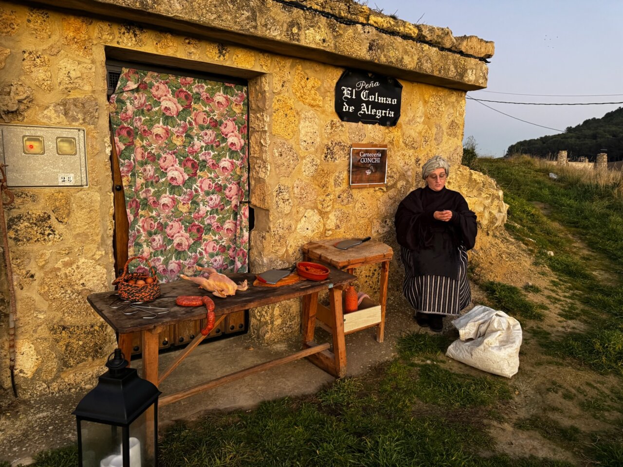 Mujer vestida tradicionalmente en un belén viviente en Astudillo