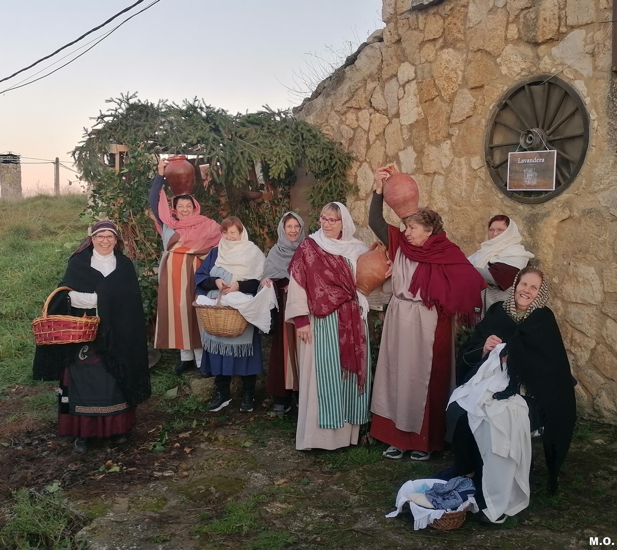 Grupo de personas vestidas con trajes tradicionales en un belén viviente