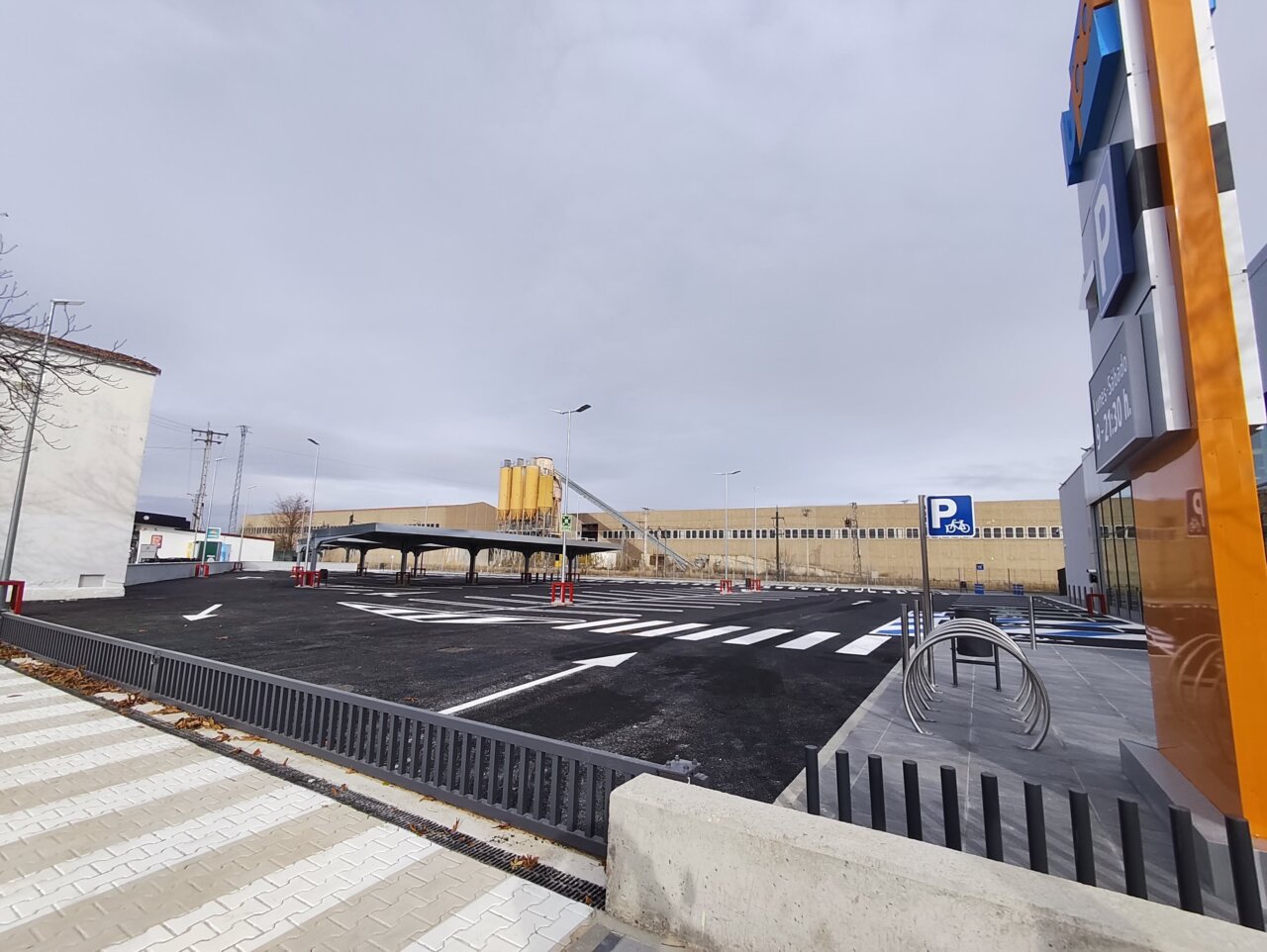 Vista del aparcamiento del nuevo supermercado Lupa en Palencia