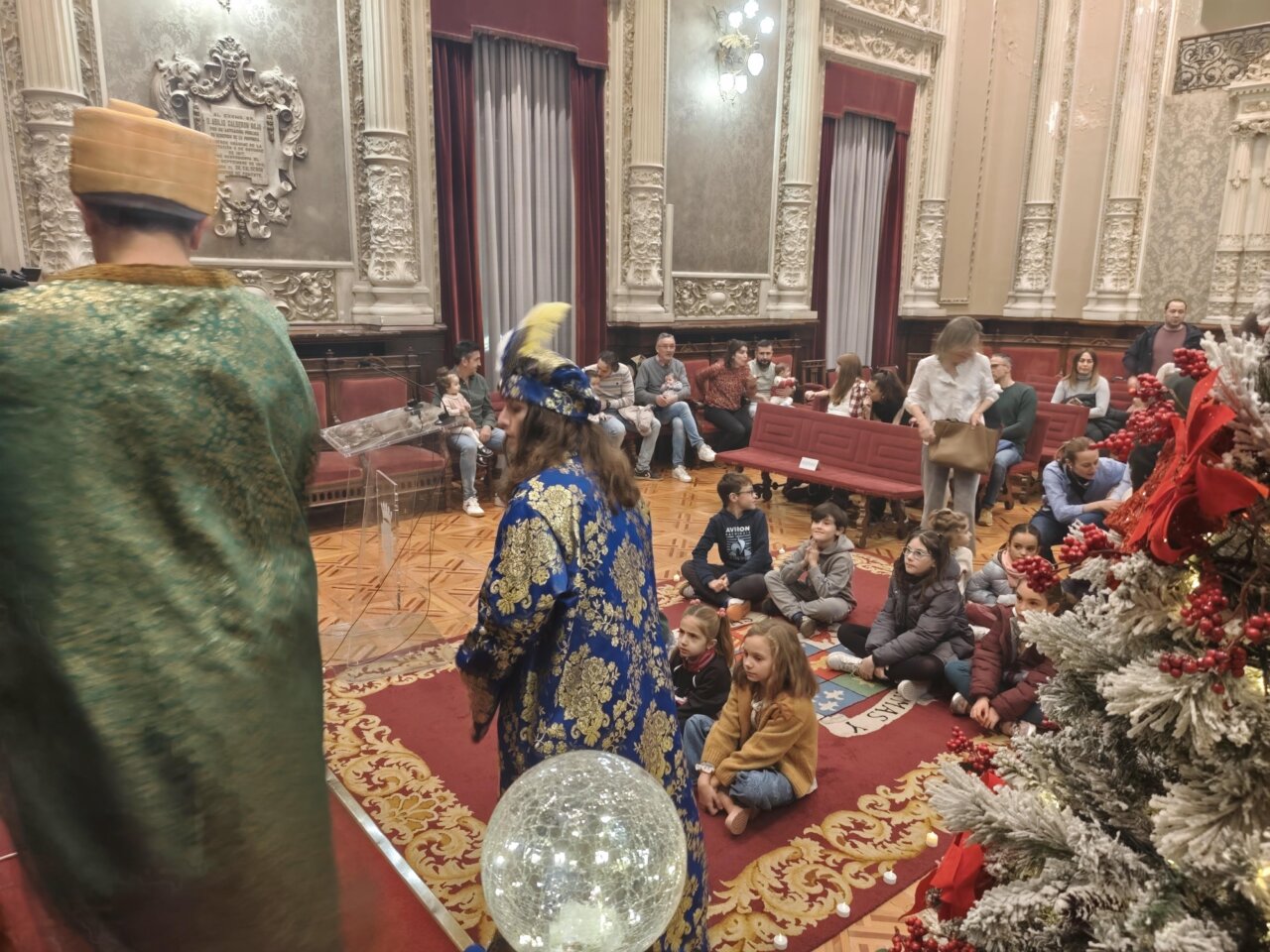 Niños sentados en un acto navideño en la Diputación de Palencia.