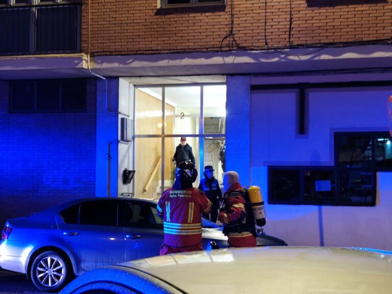 Bomberos y policía en un edificio desalojo por humo en Palencia