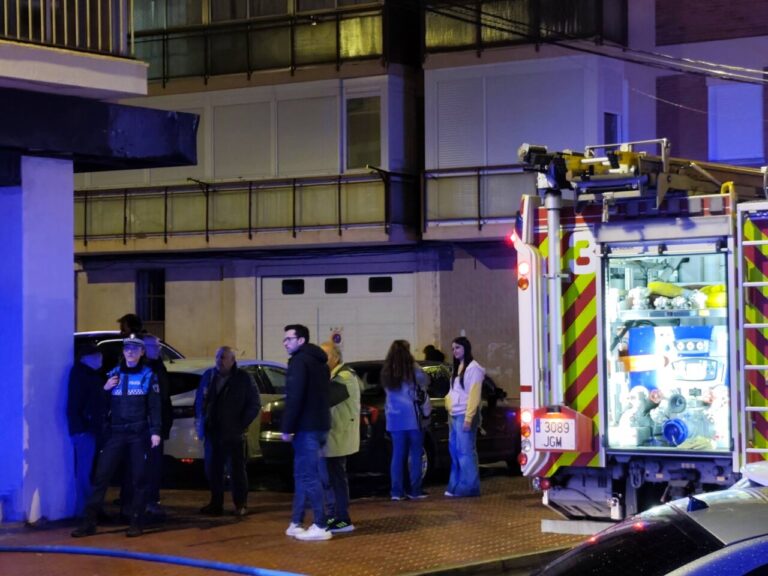 Bomberos y policía en un edificio desalojo por humo en San Antonio