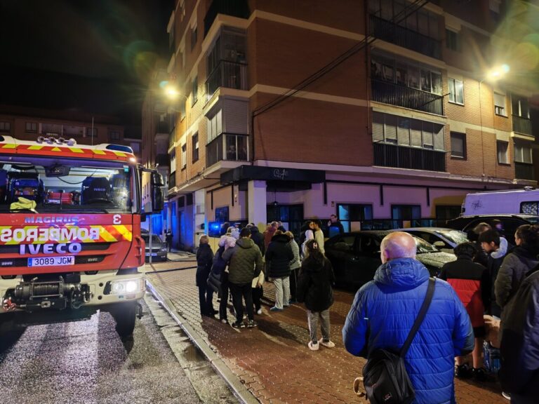 Bomberos y vecinos en la calle Magisterio tras desalojo por humo