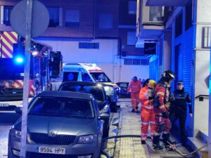 Bomberos y ambulancia en la calle Magisterio tras desalojo por humo