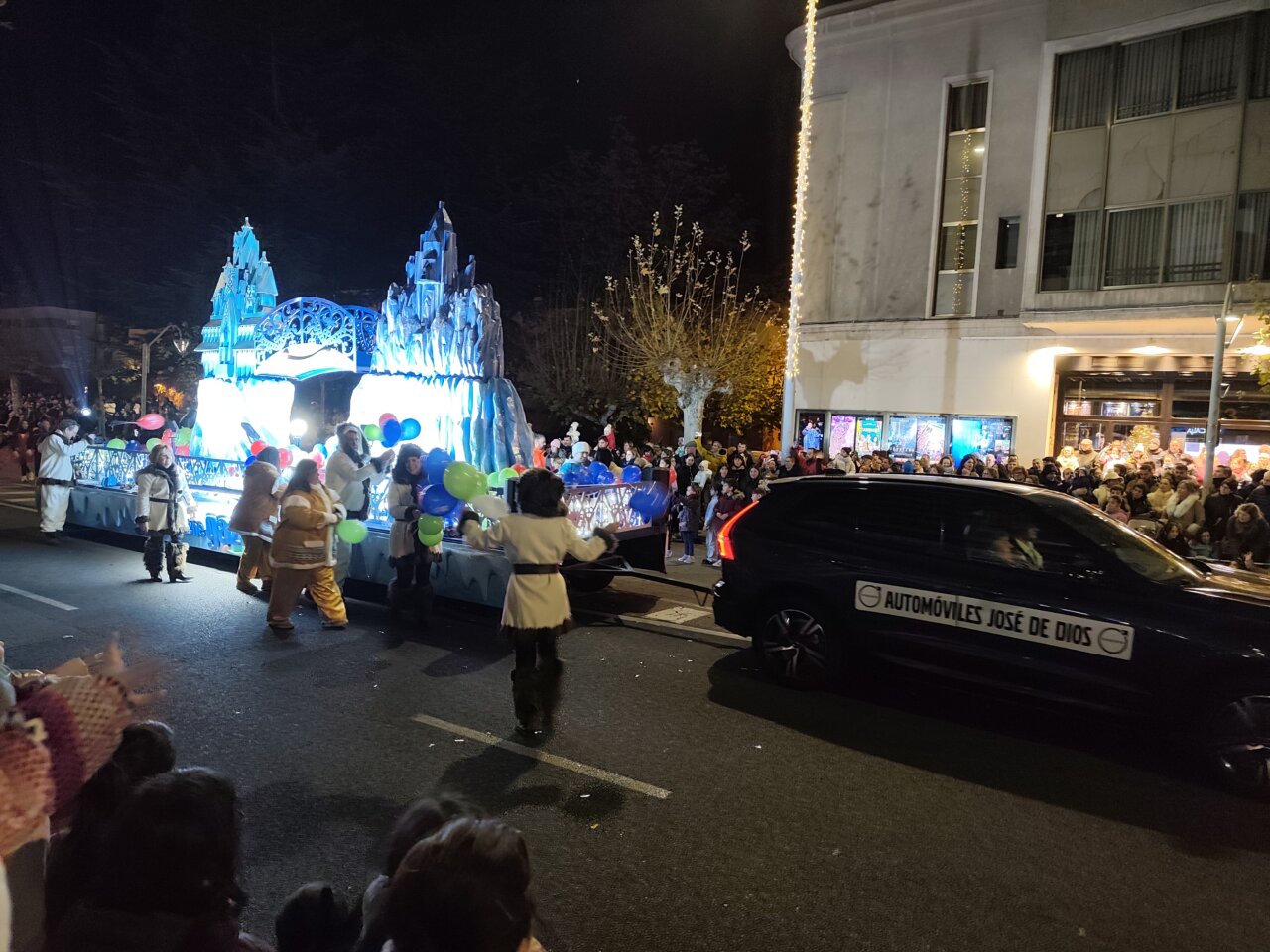 Desfile navideño en Palencia con carrozas y personajes disfrazados
