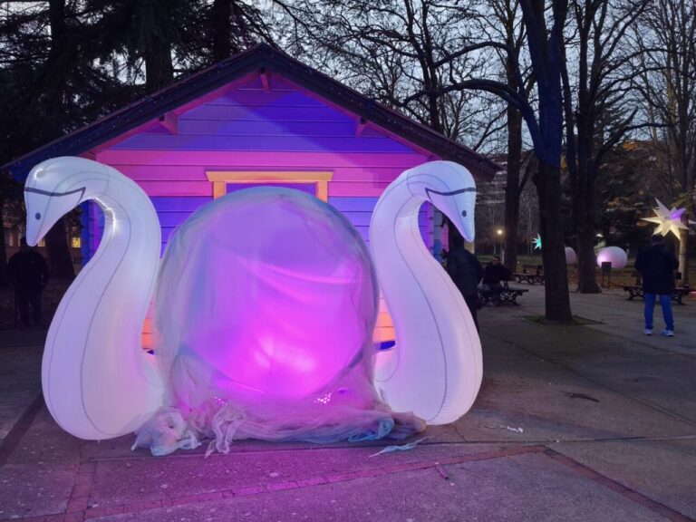 Escena del Jardín de la Fantasía con decoración luminosa en Palencia