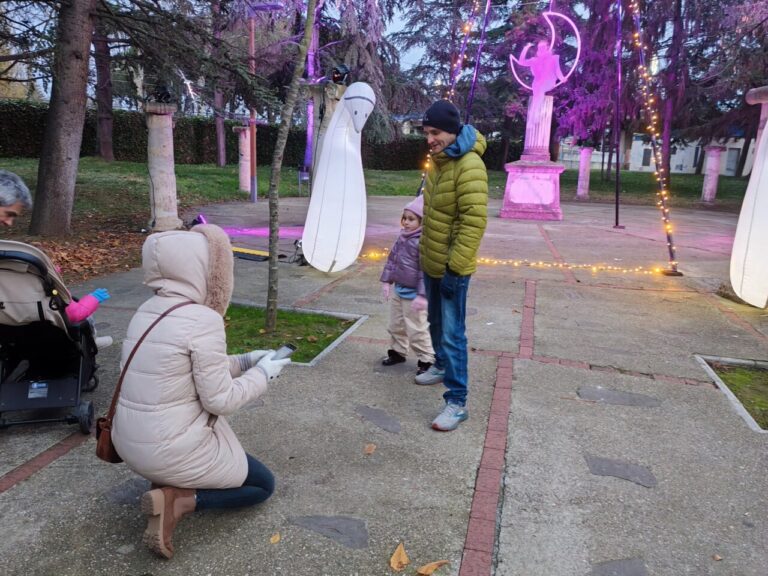 Familia disfrutando en el Jardín de la Fantasía en Palencia