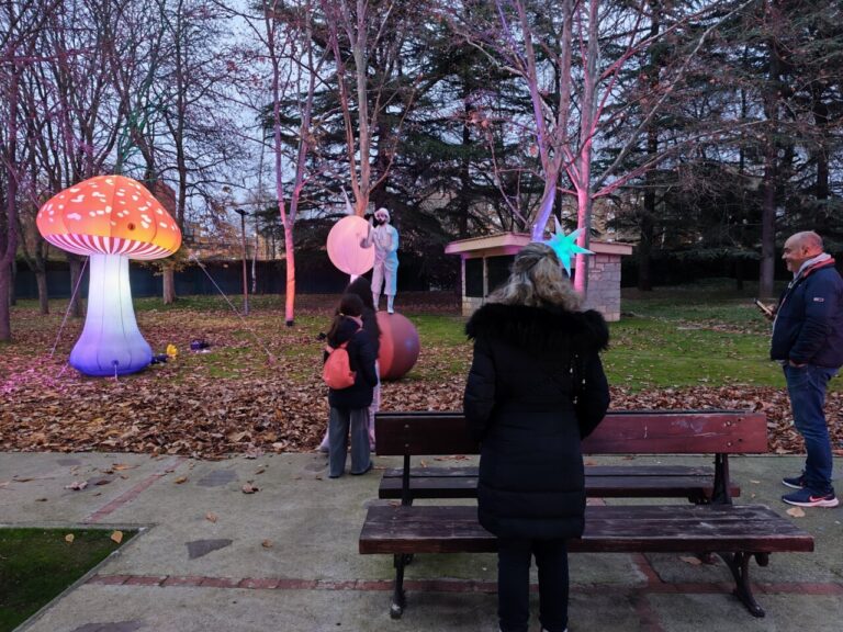 Escena del Jardín de la Fantasía con luces y personajes navideños