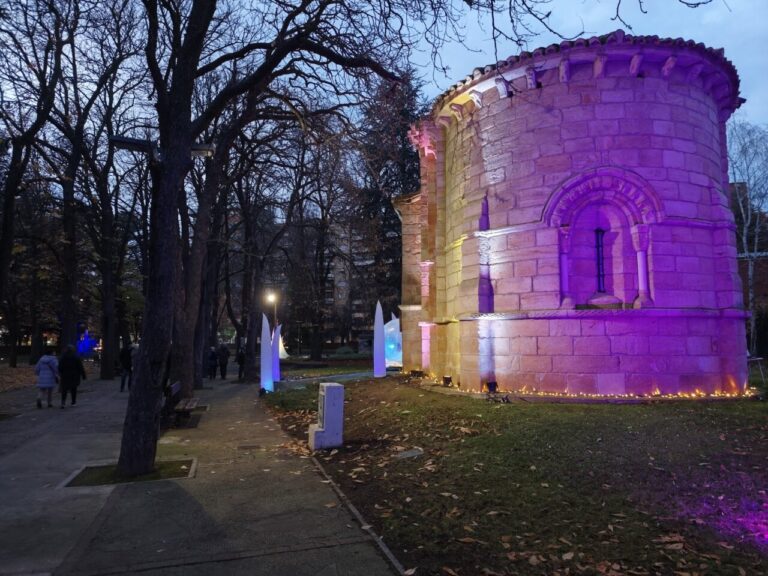 Vista del Jardín de la Fantasía en Palencia iluminado por Navidad