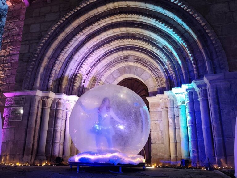 Escena del Jardín de la Fantasía con efectos luminosos y una figura en burbuja