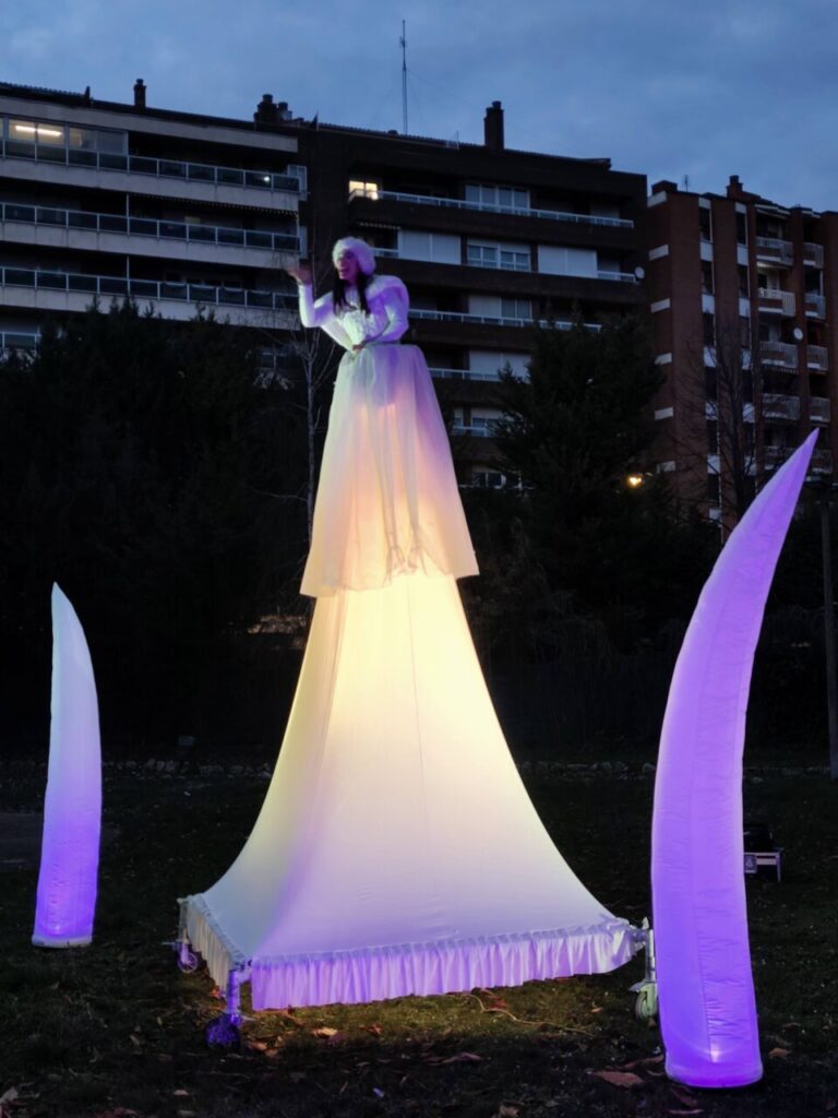 Actriz vestida de hada en el Jardín de la Fantasía de Palencia