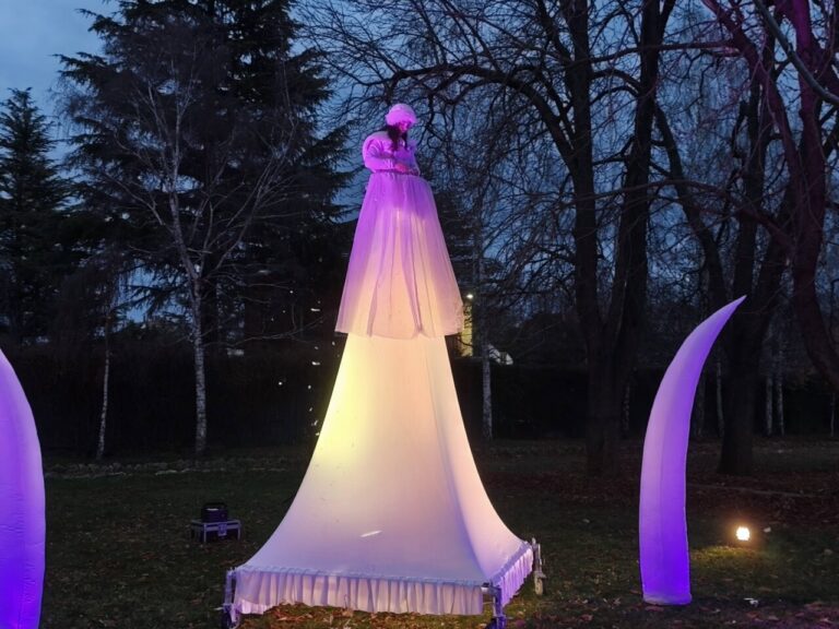 Actriz en vestuario luminoso en el Jardín de la Fantasía en Palencia