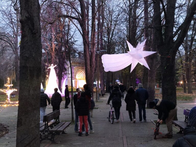 Personas disfrutando del Jardín de la Fantasía en Palencia con decoraciones luminosas