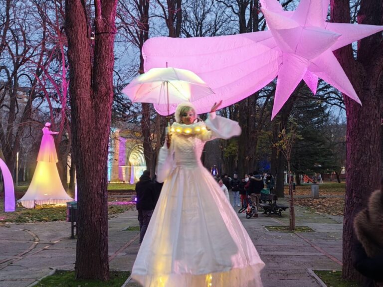 Personaje navideño en el Jardín de la Fantasía de Palencia