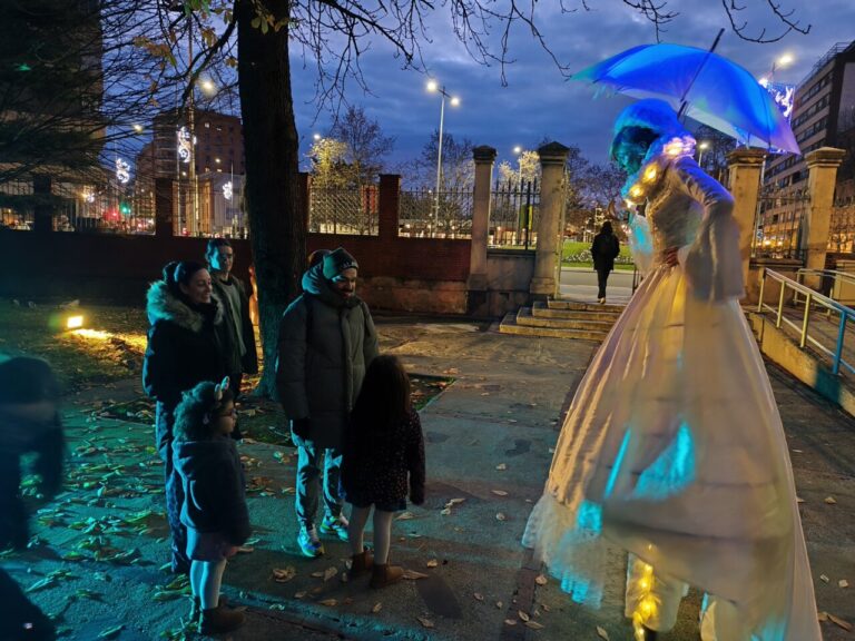 Familia disfrutando del Jardín de la Fantasía en Palencia con personajes navideños.