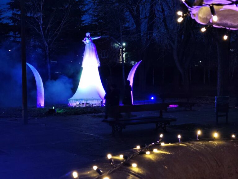 Escena del Jardín de la Fantasía en Palencia con luces y personajes