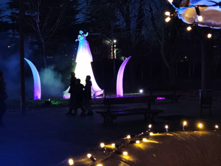 Escena del Jardín de la Fantasía con luces y personajes navideños