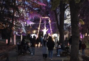 Personas disfrutando del Jardín de la Fantasía en Palencia con luces navideñas