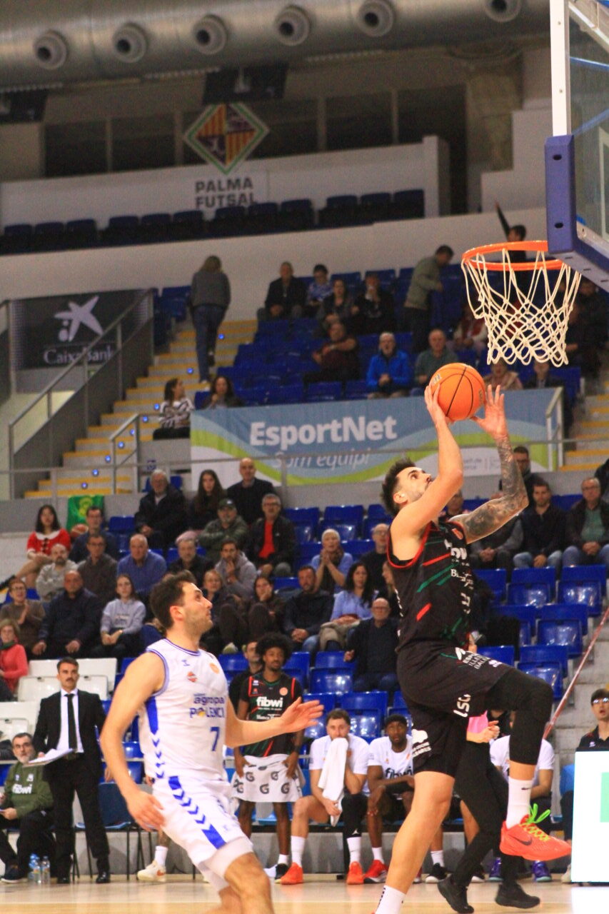 Jugador lanzando a canasta en un partido de baloncesto en Palma