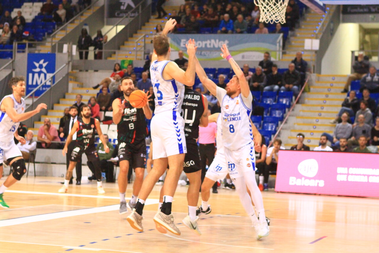 Jugadores de baloncesto en acción durante un partido entre Palencia y Palma.