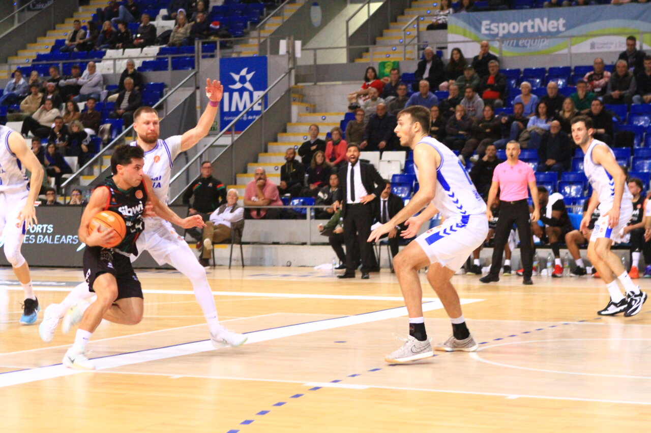Jugadores de baloncesto en acción durante un partido entre Palencia y Palma.