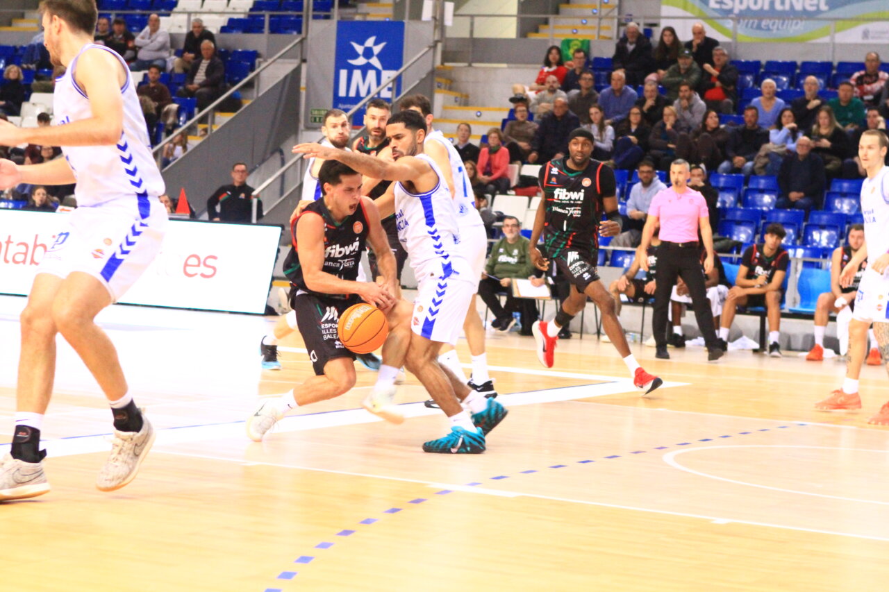 Jugadores de baloncesto compitiendo en un partido entre Palencia y Palma.