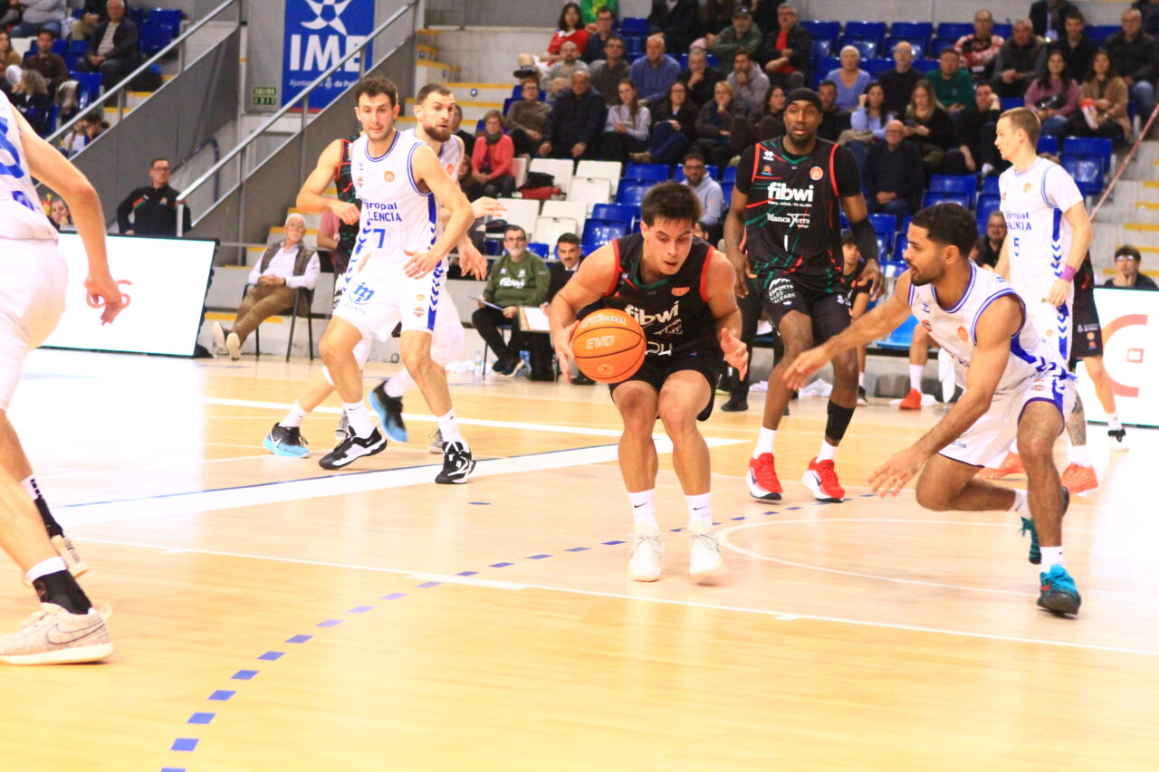 Jugadores de baloncesto en un partido entre Palencia y Palma